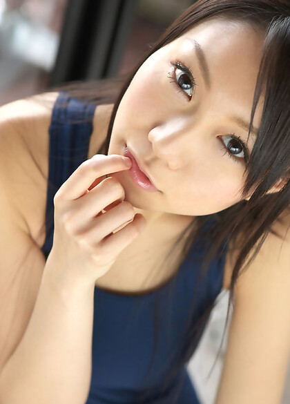 Tomoyo Hoshino Asian is sexy and happy to pose in swimming suit